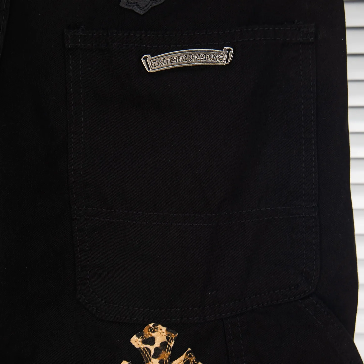 P260 Chrome Hearts Leopard Print Jeans with Black Leather and Wooden Leather Elements Washed Jeans. Really restores the ultimate vintage texture. Three-dimensional version. Loose and comfortable, not picky about the figure. Makes taller and slimmer. Factory-made. Original factory quality control. Same style for men and women. Can be matched with couples. Versatile recommendation. Must-have jeans for all seasons. Fashionistas have been disappointed. From the quality selection of fabrics, the tailoring of details, and the matching of patterns, they are all impeccable! The upper body is so handsome when worn...it can be easily worn by men, women and children! The craftsmanship is made of heavy-duty washed pure cotton denim fabric. After washing, it is soft and thick. It is very stylish when worn on the body. Style number: 1776# Color: black Size: 28 30 32 34 36